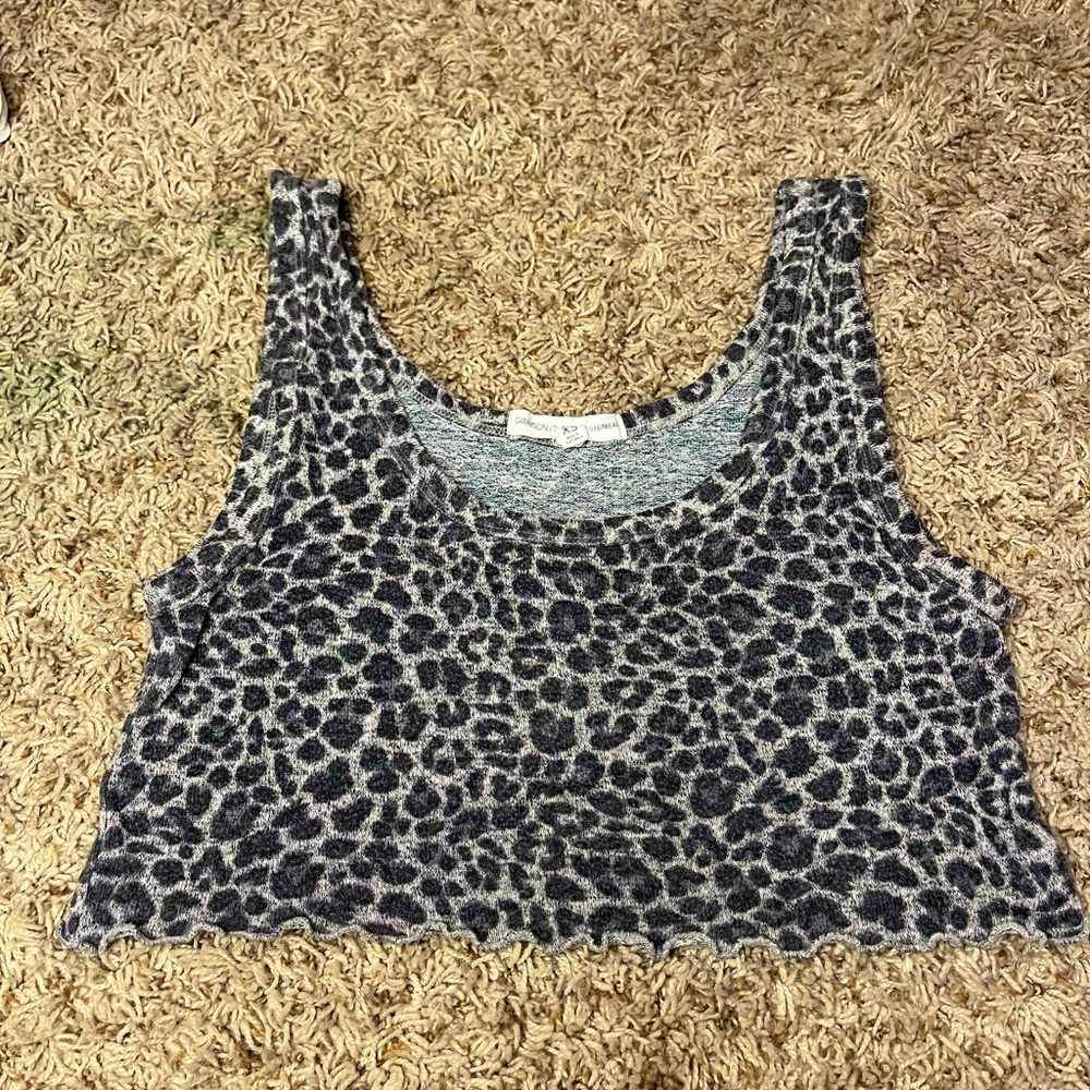 Cute grey leopard crop top